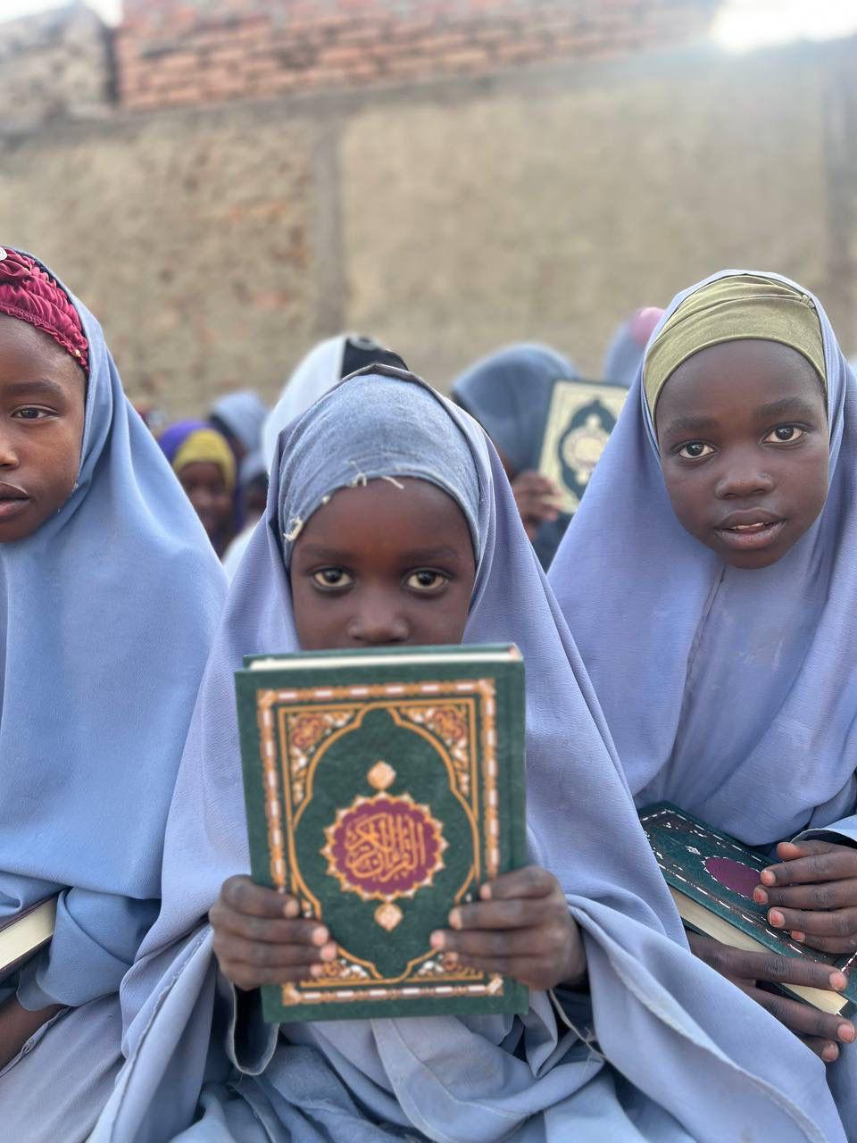 Yetim Gülerse Dünya Güler